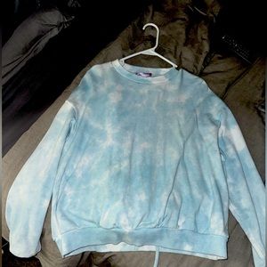 TOP AND BOTTOMS-Women's blue and white sweatshirt and sweat pants